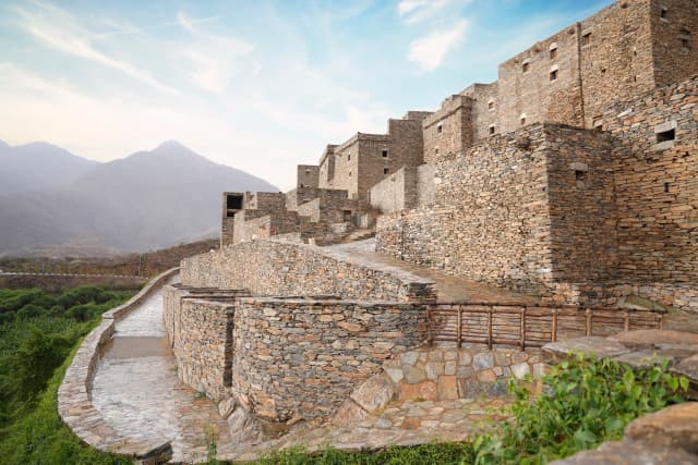 قرية ذي عين